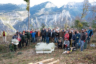 les salariés somfy et acteurs locaux engagés pour la forêt de Magland